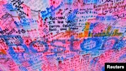 США – Послания в память жертв теракта во время бостонского марафона, Бостон, апрель 2013 г. 