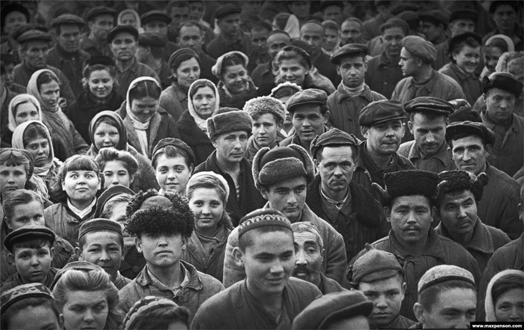 Мітинг робітників у дворі текстильної фабрики в Ташкенті. Від 1925 до 1949 року фотограф Макс Пенсон документував життя в радянському Узбекистані 