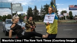 Издевательства над Ириной Довгань в Донецке в 2014 году. Позже женщину освободили из плена и передали на подконтрольную территорию. Бывшие пленные и заложники российских гибридных сил в Донецке и Луганске рассказывают о жестоких издевательствах в тюрьмах ОРДЛО