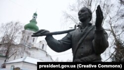 Скульптура філософа Григорія Сковороди на території Меморіального музею Григорія Сковороди у Переяславі, 2 грудня 2022 року 