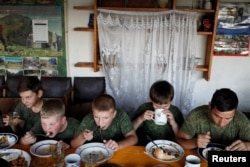 Дети из военно-патриотического клуба вместе обедают в селе Сенгилеевское Ставропольского края.