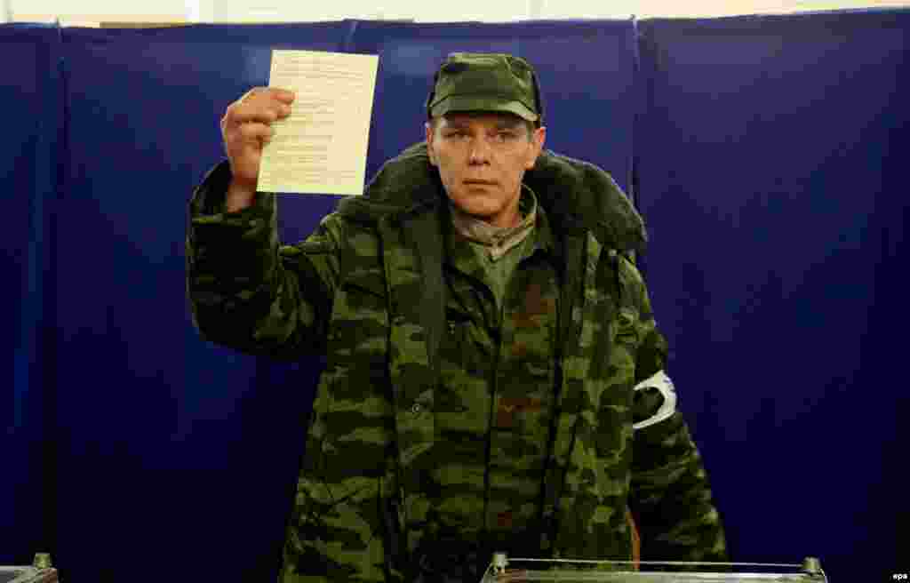Orsýetçi "öz-özüňi gorag" güýçleriniň agzasy saýlaw uçastogynda.