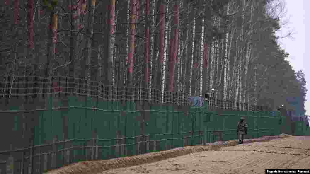 Білоруський військовий патрулює кордон з Україною