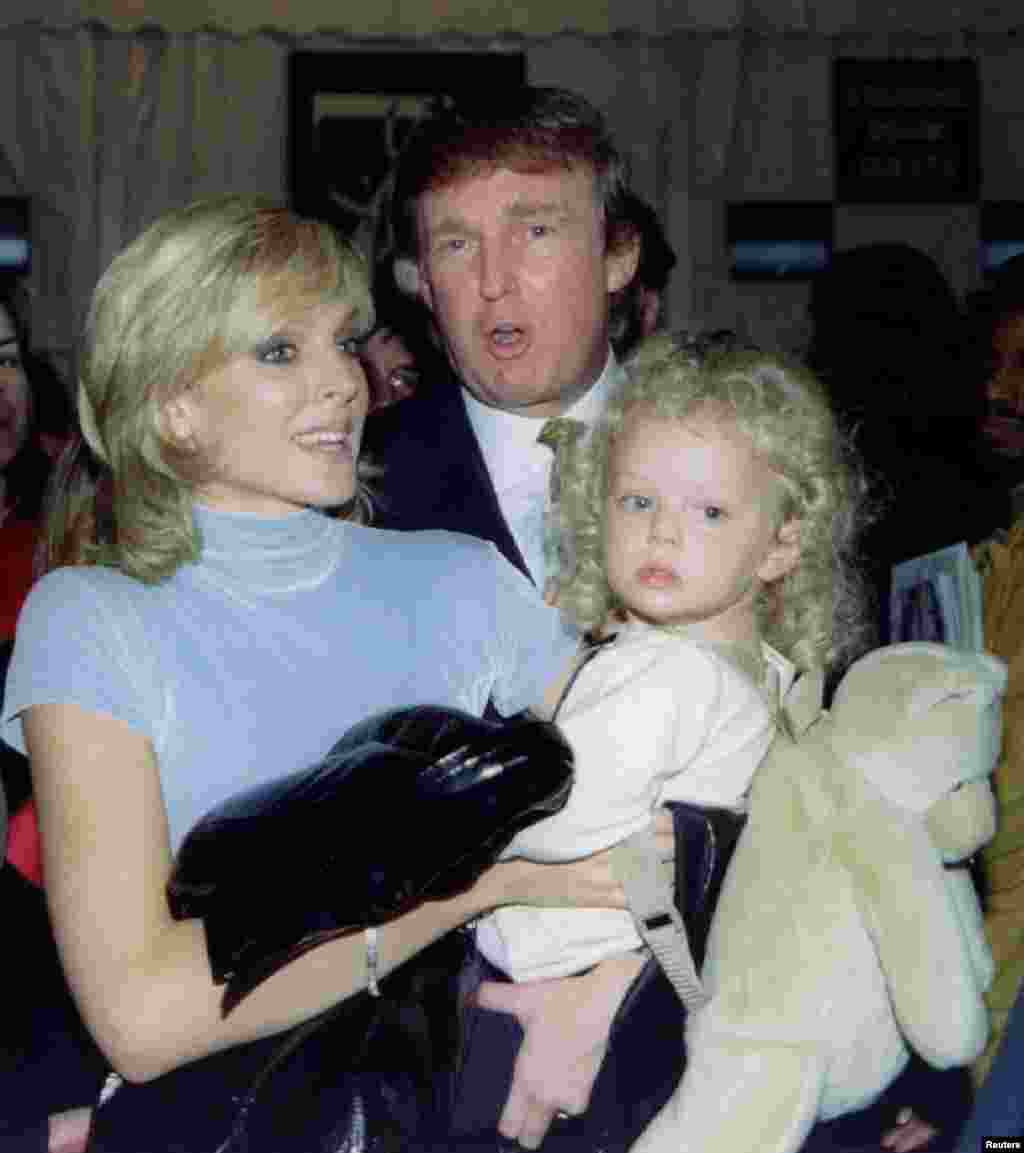 Трамп жана Марла Мейплс кызы Тиффани менен. 1995-жыл. 1999-жылы жубайлар ажырашып кеткен. 