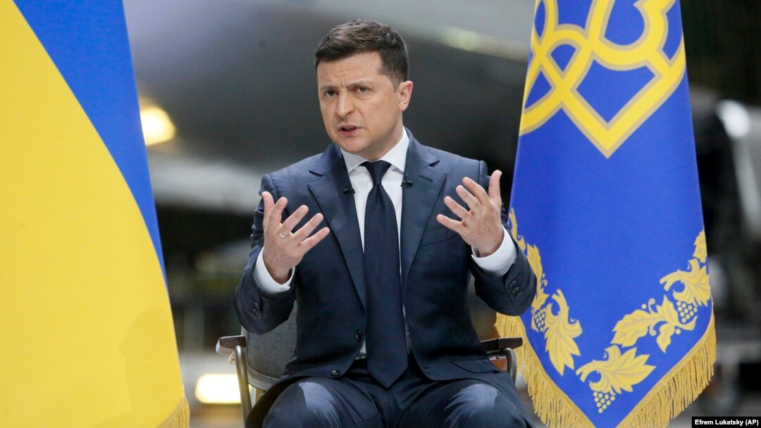 Він також оголосив, що 24 серпня буде великий парад «на суші і воді»
