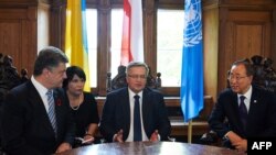 Президент України Петро Порошенко (ліворуч), керівник Польщі Броніслав Коморовський (у центрі) і генеральний секретар ООН Пан Ґі Мун. Гданськ, 7 травня 2015 року