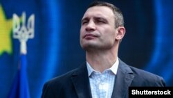 12 вересня Кличко оголосив про консультації з керівництвом депутатських фракцій і груп Київської міської ради з приводу дострокового припинення повноважень Київради 8-го скликання