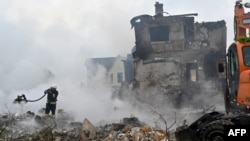 Pompierii sting un incendiu care a izbucnit într-o zonă cu case particulare în urma atacului rusesc din regiunea Kiev, 25 mai 2025
