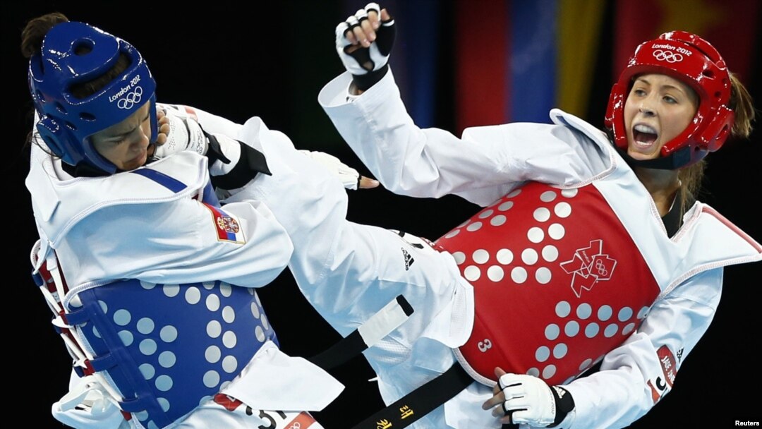 London Olimpiya Oyunlarında britaniyalı Jade Jones (sağda) serbiyalı Dragana Gladovic-ə qarşı döyüşür - 9 avqust 2012.