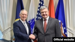Ілюстраційне фото. Президент України Петро Порошенко і міністр оборони США Джеймс Маттіс (ліворуч). Вашингтон, 20 червня 2017 року.