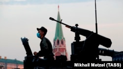 Военнослужащий на танке Т-72 на репетиции парада в Москве, 18 июня 2020 года 
