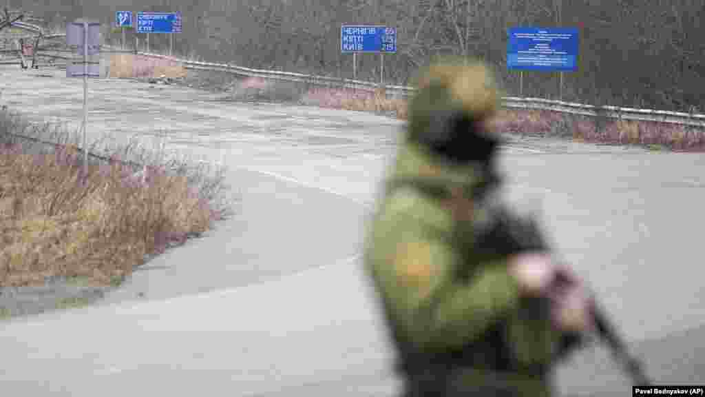 Білоруський прикордонник із автоматом стежить за дорогою біля пункту пропуску Нові Яриловичі Гомельської області на кордоні з Україною