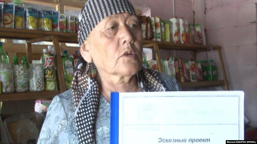 Ўшлик Матлуба Умаржонова бир неча йилдан бери сомсахонаси ва дўкони учун рухсатнома ололмаяпти.