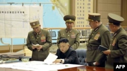 Kim Džong-Un sa vojnim komandandima