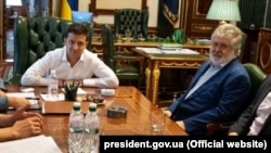 У 2019 році олігарх Ігор Коломойський називав Володимира Зеленського своїм бізнеспартнером, а після виборів заявляв, що морально підтримує його. У 2021 році – Зеленський підтримав санкції США проти Коломойського.