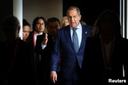 Російський міністр закордонних справ Сергій Лавров на саміті в Індонезії. Президент Росії на саміт не поїхав, а міжнароллдна преса писала, що це зроблено для того, щоб уникнути сцен дипломатичної ізоляції кремлівського керівника