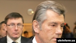 Юрій Луценко на задньому плані і Віктор Ющенко, 24 грудня 2007 рік