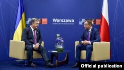 Президент України Петро Порошенко (ліворуч) та президент Польщі Анджей Дуда. Варшава, 9 липня 2016 року
