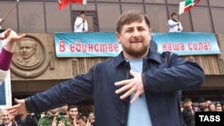 Чечня - Президент Рамзан Кадиров танцює під час святкування «офіційного закінчення» 10-річної «боротьби з тероризмом» в Чечні, Грозний, 16 квітня 2009 р.
