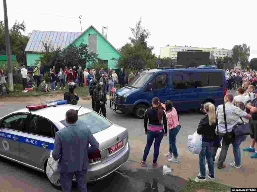 Родичі затриманих збираються поблизу в&#39;язниці в Мінську, 12 серпня