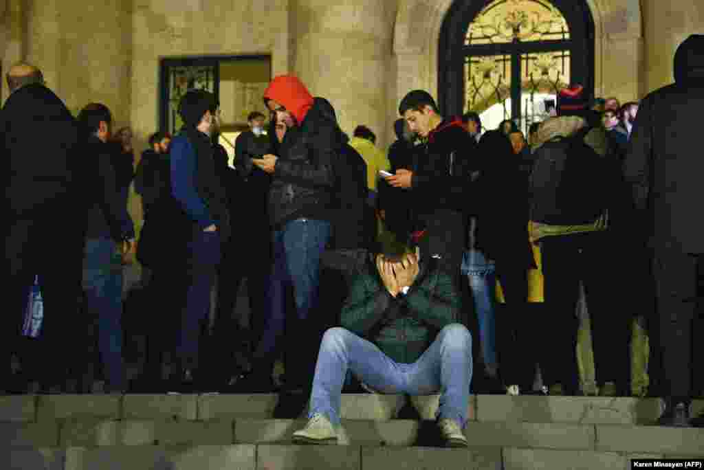 Натовп біля будівлі парламенту в Єревані. Протестувальники назвали &laquo;зрадою&raquo; рішення припинити бойові дії. Понад 1200 вірменських солдатів загинули в останній війні за Нагірний Карабах