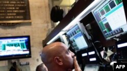 روز چهارشنبه بازارهاى سهام در ساير نقاط جهان نيز وضعيت خوبى نداشتند.(عکس: AFP).