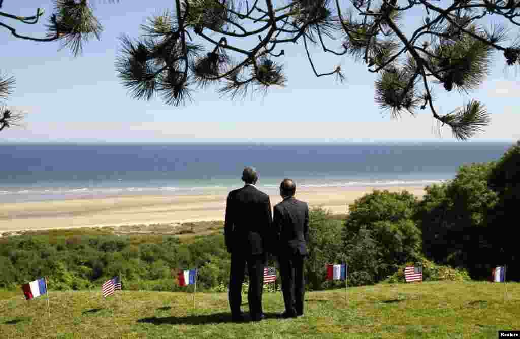 Predsjednik SAD Barack Obama i francuski predsjednik Francois Hollande posmatraju plažu Omaha, sjeverna Francuska