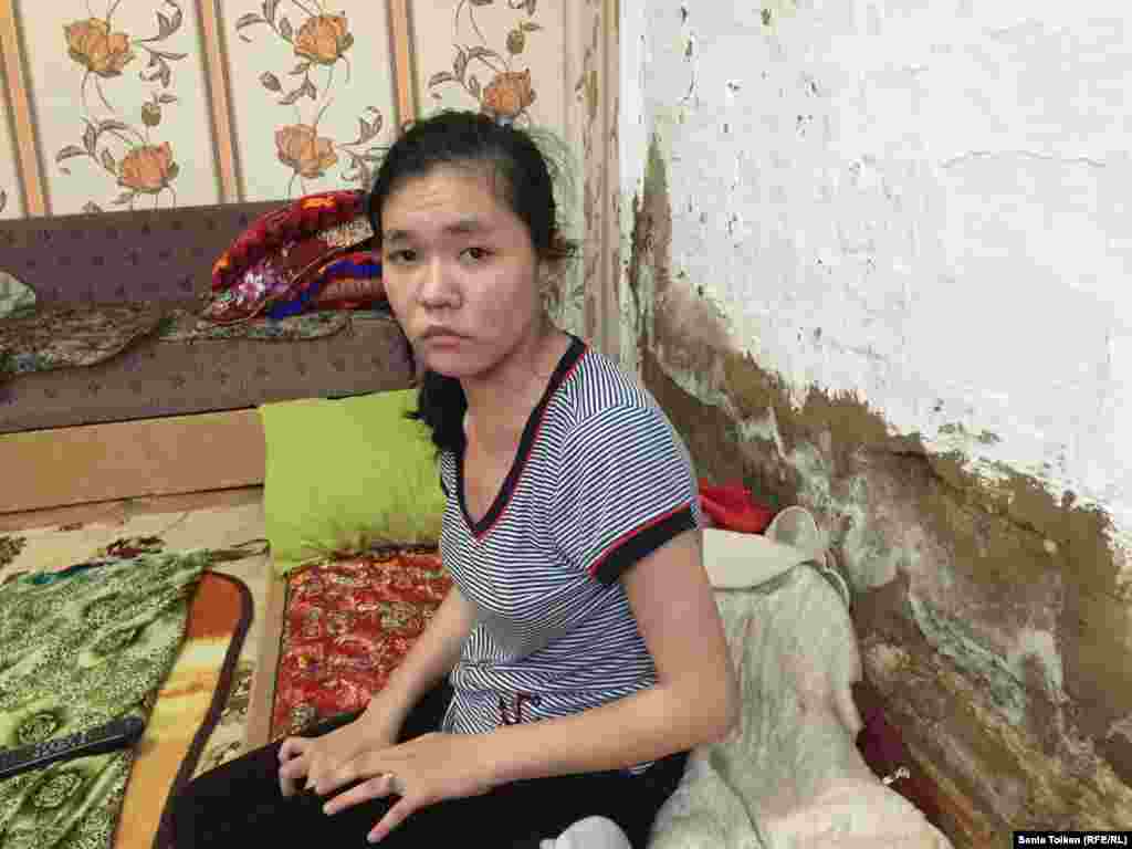 Дочь Орынбасара Ешманова, 20-летняя Жазира, прикована к постели, она является инвалидом первой группы из-за ДЦП. Жазира говорит, что "заработала" в этом доме болезнь легких. 