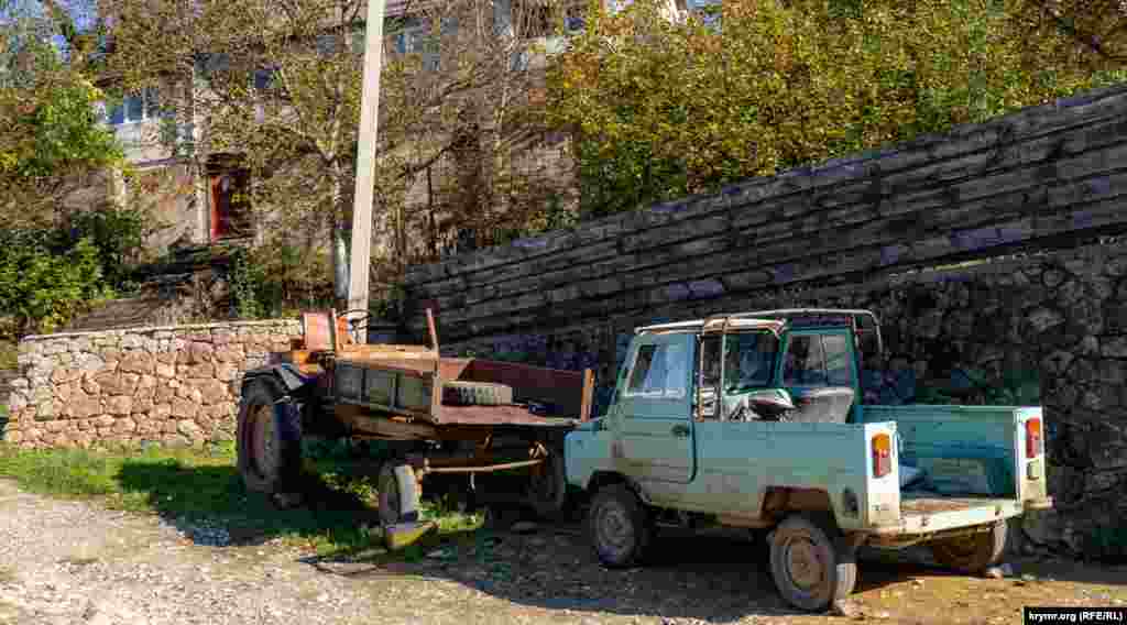 Перевірене роками дітище Луцького автозаводу ЛуАЗ-969 «Волинь» (праворуч) у гірському селі затребуване досі