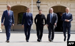 Зліва направо: канцлер Німеччини Фрідріх Мерц, президент Франції Емманюель Макрон, президент України Володимир Зеленський, прем'єр-міністр Великобританії Кір Стармер, прем'єр-міністр Польщі Дональд Туск у Києві 10 травня 2025 року