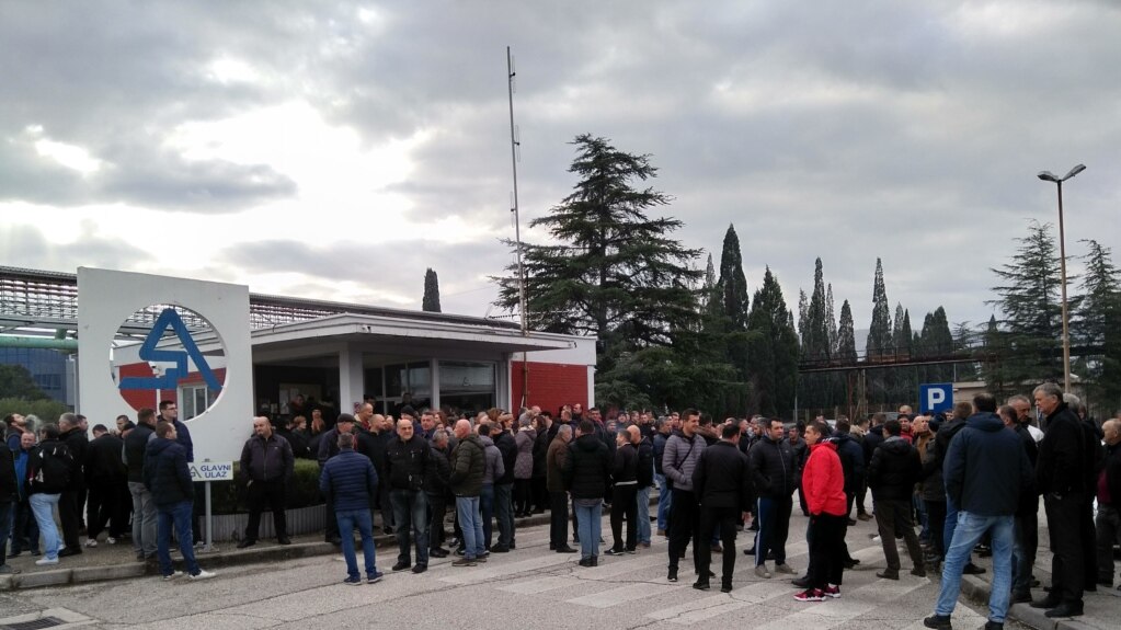 Ponuda Abraham grupe za radnike je bila vrlo prihvatljiva (fotografija: radnici ispred Aluminija 16. decembra)