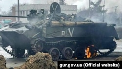 Підбита під час боїв за Гостомель БМД-2 31-ї ОДШБр Росії із вбитими військовими цього підрозділу. Київщина