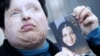Amaneh Bahrami özüniň asyl ýüzüniň suratyny görkezýär, Barselona, 2009-njy ýylyň 5-nji marty.