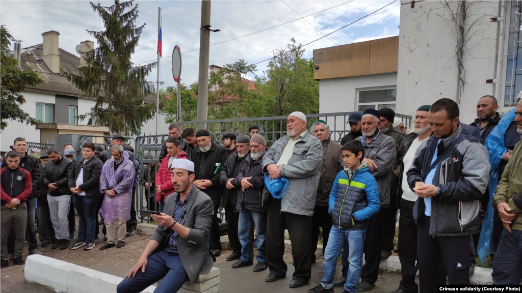 Присутні під судом слухачі читають суру «Ясин» з Корану в пам'ять про всіх померлих під час депортації кримськотатарського народу в 1944 році