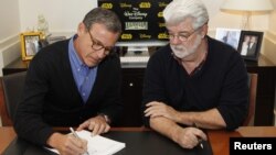 Bob Iger izvršni direktor kompanije Disney i George Lucas potpisuju ugovor