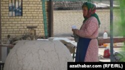 Çörek ýapmakçy bolýan bir türkmen daýza