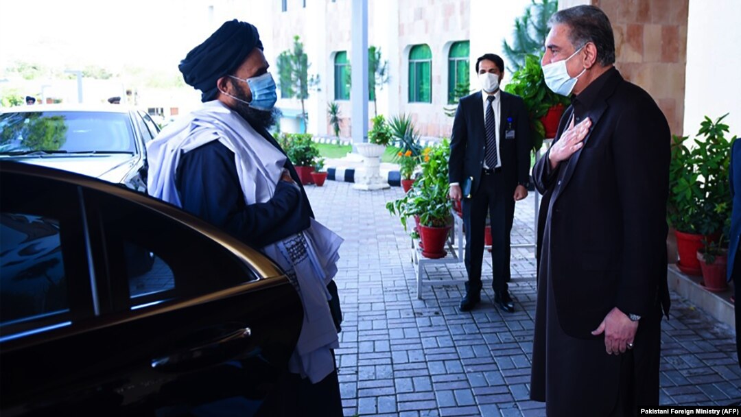 شاه محمود قريشي د پاکستان بهرنيو چارو وزارت په دفتر کې د ملا بردار په مشرۍ د افغان طالبانو د ډلې هرکلی کوي - انځور له ارشیفه