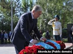 Тоқаев Астанадағы "1932-1933 жылдардағы ашаршылық құрбандарына тағзым" ескерткішіне гүл қойып жатыр. 31 мамыр 2022 жыл.