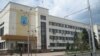 Будівля Ворошилівської районної ради де продаються приміщення. Червень 2019 року