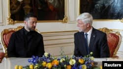 Praga. Çehiýanyň prezidenti Petr Pawel (sagda) Ukrainanyň prezidenti Wolodymyr Zelenski bilen duşuşyk wagtynda.