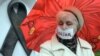 Жінка перед меморіалом жертвам СНІДу в Києві, 13 листопада 2012 року