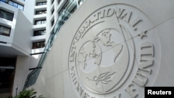 Логотип МВФ на штаб-квартирі організації у Вашингтоні