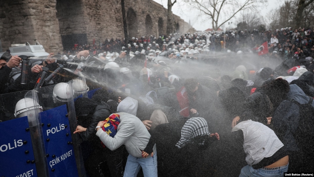 Policajci koriste biber sprej i vodene topove na protestima u Istanbulu 23. mart 2025.