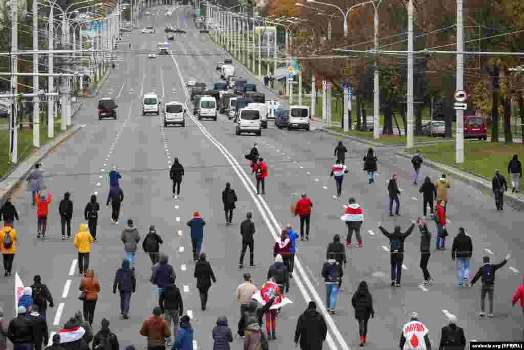 Калёна пратэстоўцаў наступае — сілавікі адступаюць
