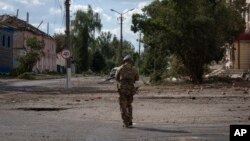 Український солдат у місті Суджа Курської області, 16 серпня 2024 року