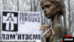 Скульптура дівчинки з колосками в руках на території Національного музею Голодомору-геноциду, в якому зібрані численні документальні матеріали про Голодомор-геноцид в Україні 1932–1933 років 