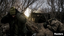 Військовослужбовці 24-ї окремої механізованої бригади імені Короля Данила ЗСУ ведуть вогонь із самохідної гаубиці М109 «Паладин» по російських військах поблизу міста Часів Яр Донецької області, Україна 16 січня 2025 року