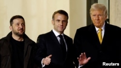 Володимир Зеленський, Емманюель Макрон та Дональд Трамп у Парижі, 7 грудня 2024 року