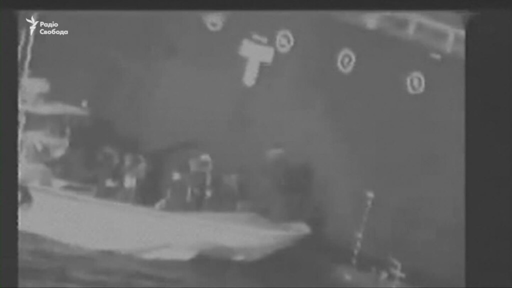 США: наше відео показує, як іранці знімають із борту танкера магнітну міну. Тегеран це заперечує – відео