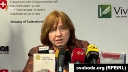 Світлана Алексієвич під час прес-конференції у Києві. 7 квітня 2016 року